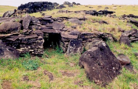 La imagen tiene un atributo ALT vacío; su nombre de archivo es orongo-casas-pascua.jpg