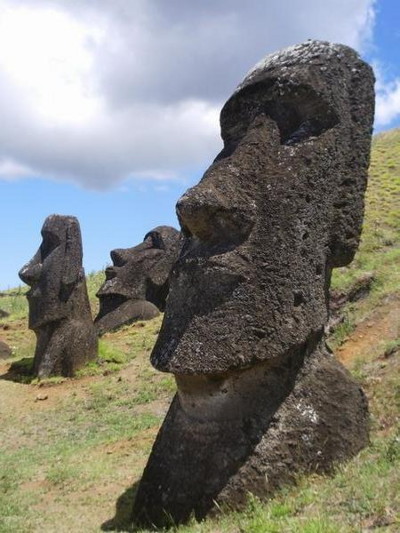 La imagen tiene un atributo ALT vacío; su nombre de archivo es pascua-cabezademoai.jpg